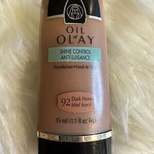 💚4/$10 OLAY Shine Control Foundation - Dark Honey